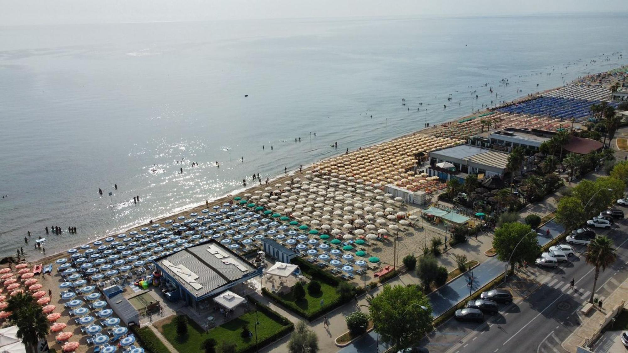 Hotel Esperia Alba Adriatica Bagian luar foto